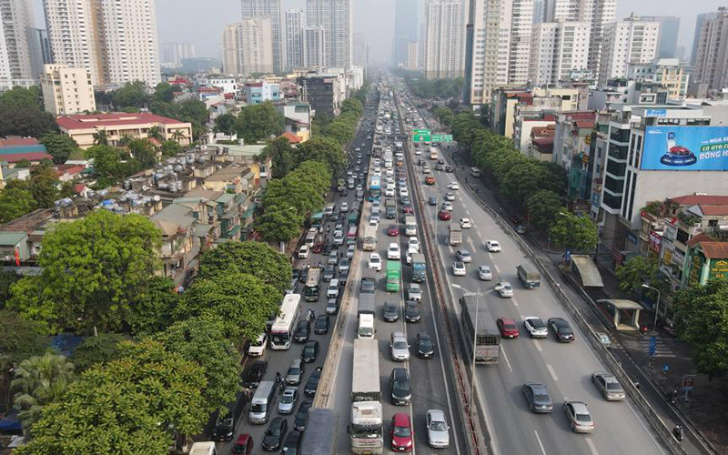 Ngay từ sáng sớm, lượng phương tiện đã rất đông trên đường Vành đai 3 trên cao.