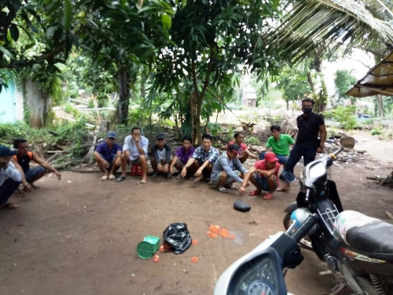 Một tụ điểm cờ bạc bị triệt xóa.