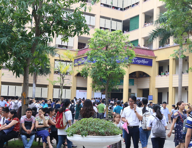 Quang cảnh thường thấy tại mỗi kỳ thi tuyển vào 10 Trường THPT chuyên Ngoại ngữ (Ảnh: ULIS)