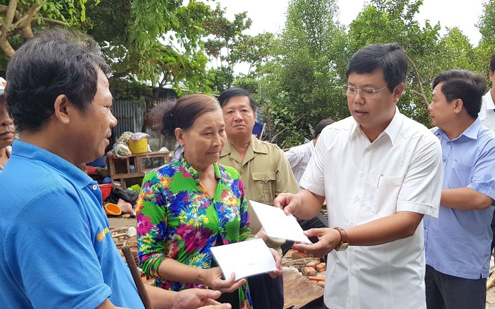 Lãnh đạo tỉnh Cà Mau thăm hỏi, trao hỗ trợ bước đầu cho các hộ dân bị ảnh hưởng do thiên tai.