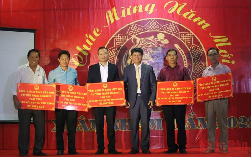 Trao quà Tết động viên bà con đón Xuân thêm ấm áp.