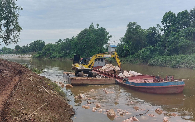 Dự án xử lý cấp bách chống sạt lở đê sông Bùi, đoạn qua xã Đồng Phú, huyện Chương Mỹ. (Ảnh: KIM NHUỆ)
