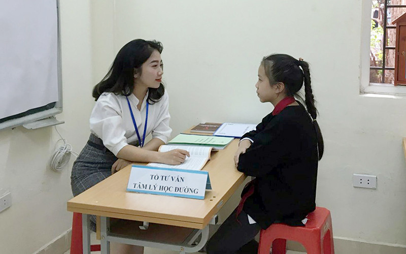 Tư vấn học đường tại Trường tiểu học Trần Nhật Duật (Hà Nội). Ảnh: HOÀI THU