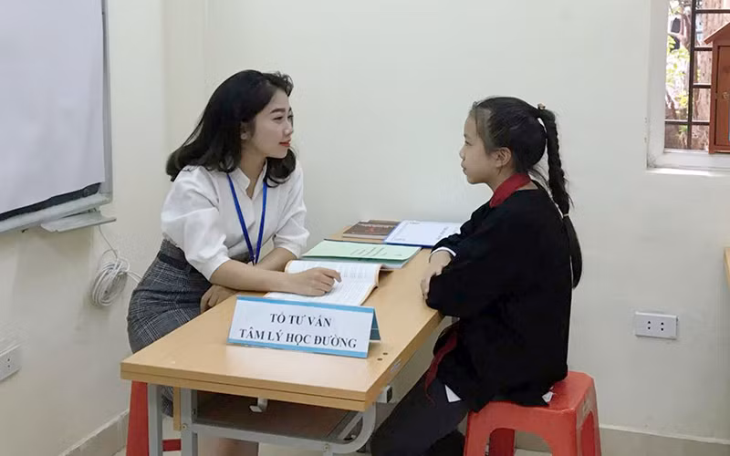 Tư vấn học đường tại Trường tiểu học Trần Nhật Duật (Hà Nội). Ảnh: HOÀI THU