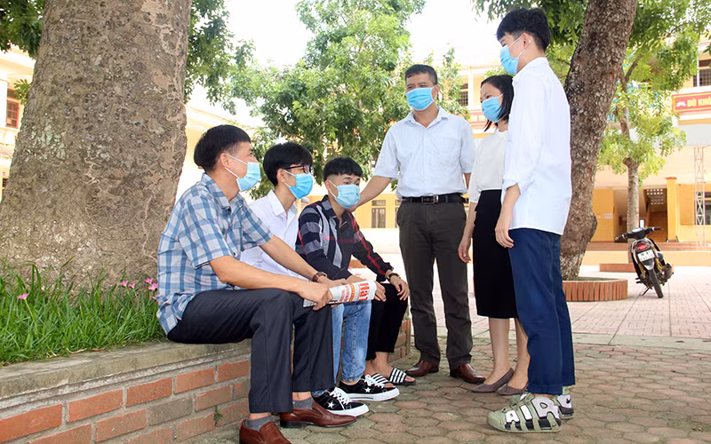 Thầy và trò Trường THPT Đồng Lộc.