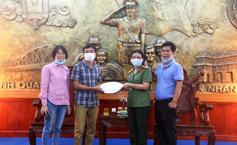 Đại diện doanh nghiệp tại TP Huế trao tặng Công an tỉnh 1.200 bộ thiết bị bảo bộ tiêu chuẩn phòng, chống dịch Covid-19.