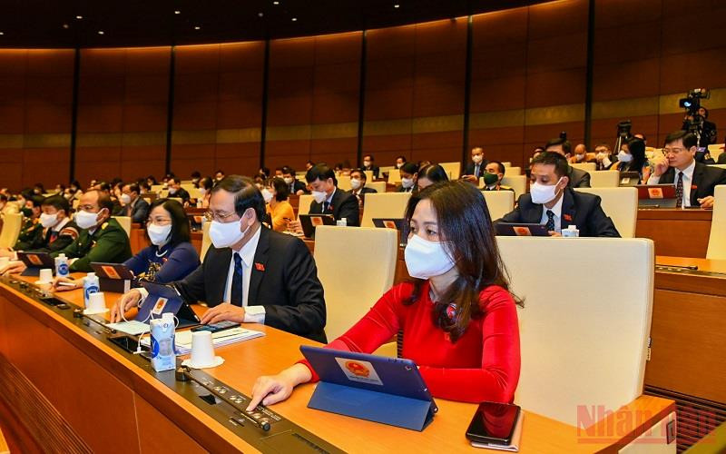 Các đại biểu Quốc hội bấm nút biểu quyết thông qua Nghị quyết về quy hoạch sử dụng đất quốc gia thời kỳ 2021 - 2030, tầm nhìn đến năm 2050 và Kế hoạch sử dụng đất quốc gia 5 năm 2021 - 2025. (Ảnh: LINH NGUYÊN)