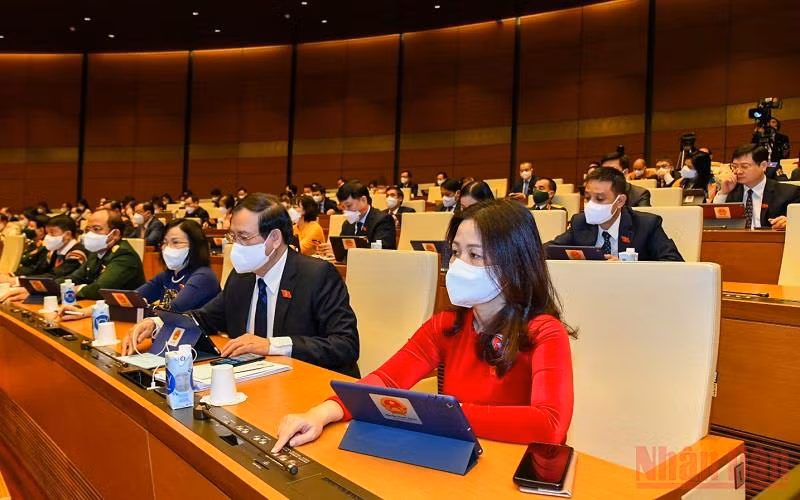 Các đại biểu Quốc hội bấm nút biểu quyết thông qua Nghị quyết về quy hoạch sử dụng đất quốc gia thời kỳ 2021 - 2030, tầm nhìn đến năm 2050 và Kế hoạch sử dụng đất quốc gia 5 năm 2021 - 2025. (Ảnh: LINH NGUYÊN)