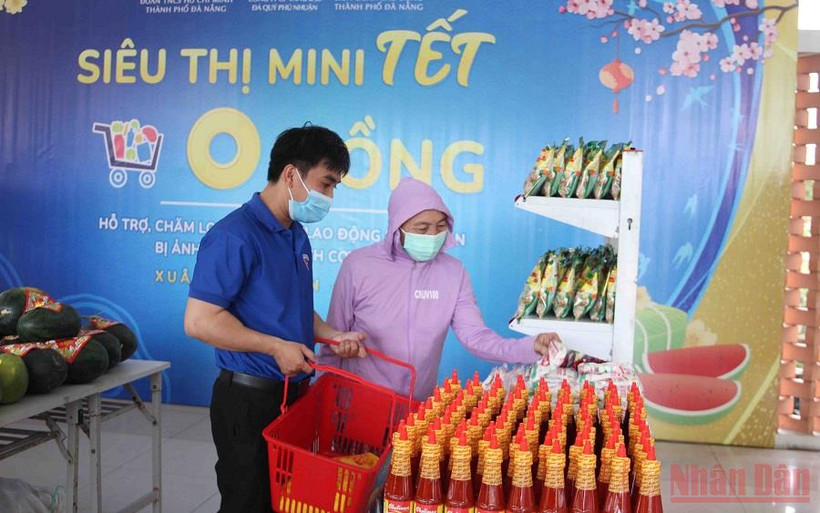 Người dân mua sắm tại siêu thị.