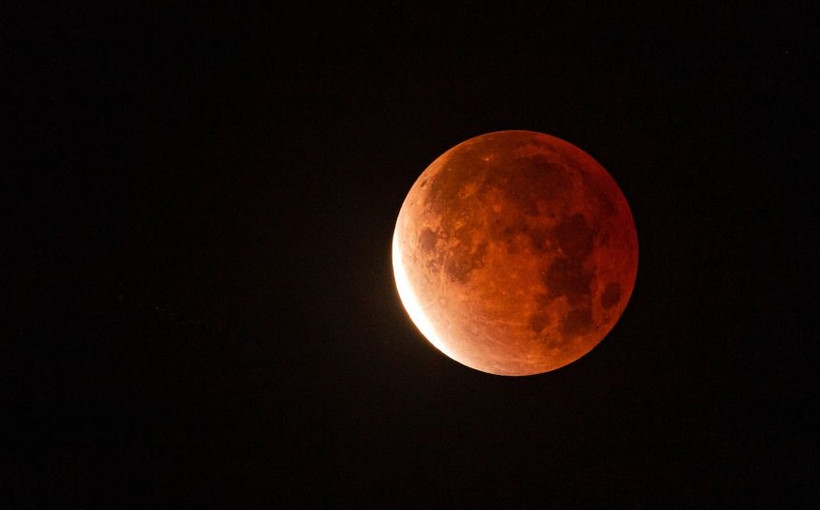 Hình ảnh nguyệt thực một phần được nhà nhiếp ảnh thiên văn Tyler S Leavitt chụp gần Las Vegas, Nevada, Mỹ. Ảnh: Space.