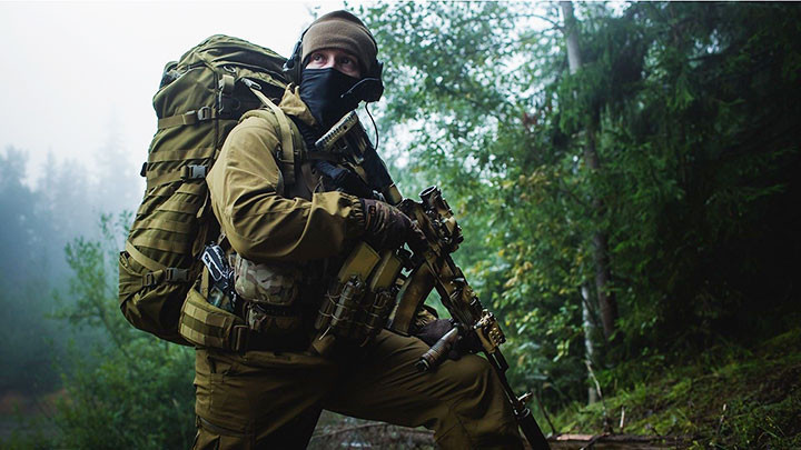 Binh sĩ Spetsnaz tập luyện trong rừng. Ảnh: TASS