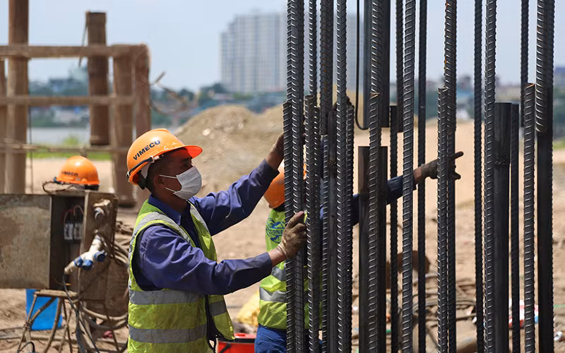 Đại diện liên danh Vinaconex-Trung Chính cho biết, dù thời tiết khá nóng bức, nhưng tất cả đều phải đeo khẩu trang trong quá trình làm việc; đồng thời bố trí ở giãn cách, ăn uống so le giờ để giảm mật độ tập trung.