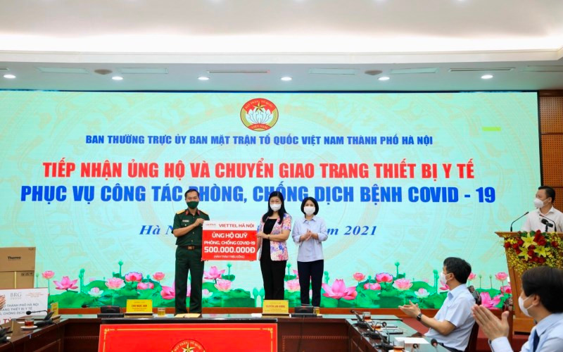 Đại diện Viettel Hà Nội ủng hộ Quỹ phòng, chống Covid-19.