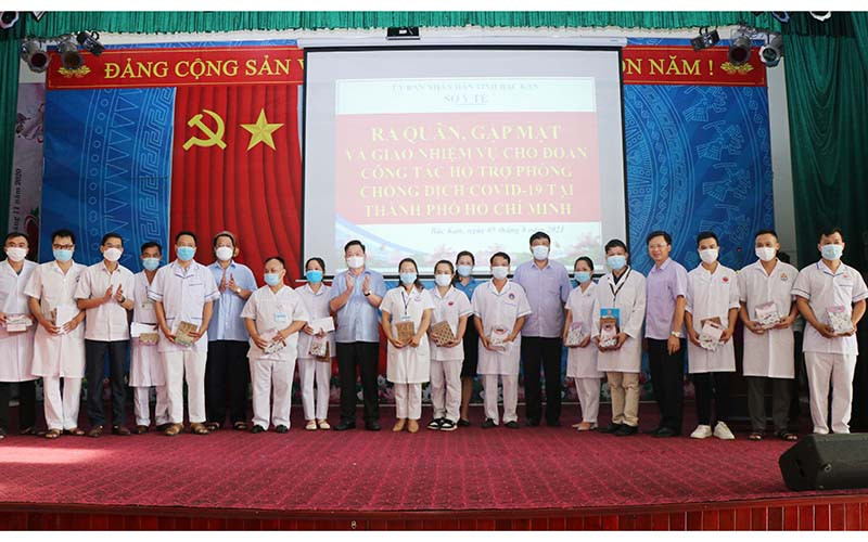 Lãnh đạo tỉnh Bắc Kạn tặng quà động viên các y, bác sĩ lên đường. 