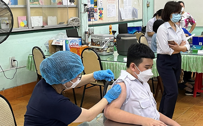 Tiêm vaccine phòng Covid-19 cho học sinh tại điểm Trường trung học cơ sở Hồng Bàng, quận 5, Thành phố Hồ Chí Minh.