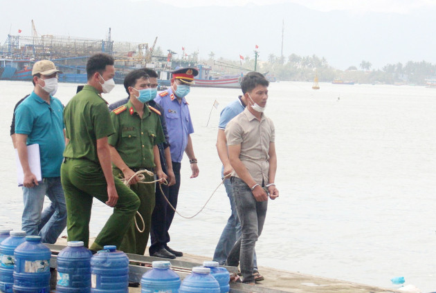 Cơ quan chức năng đưa Trần Văn Viên đến nơi đối tượng ném con gái xuống sông.