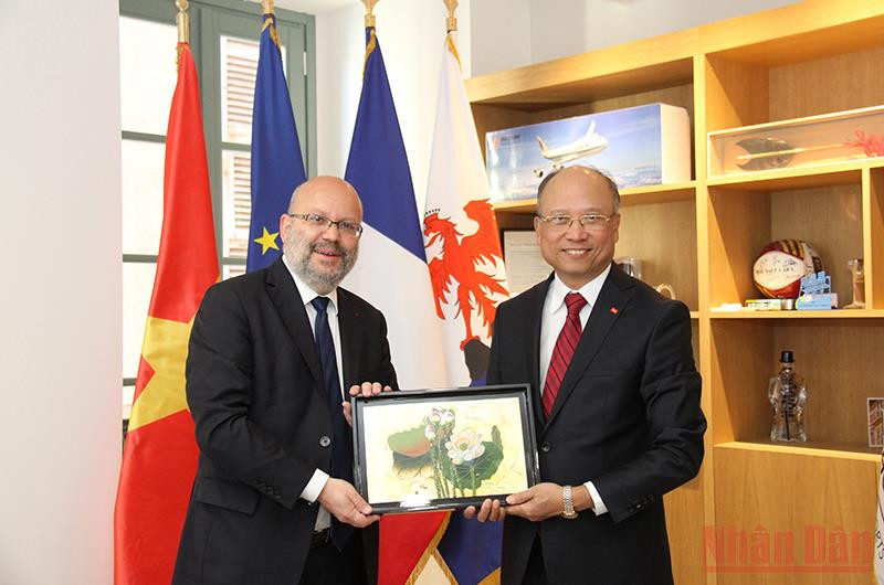 Đại sứ Đinh Toàn Thắng tặng quà lưu niệm cho ông Philippe Pradal, Phó Thị trưởng TP Nice.