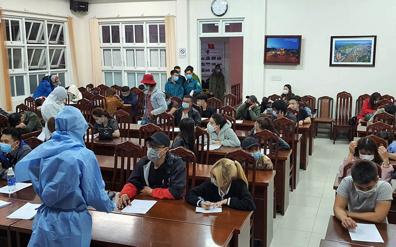 Toàn bộ khách hát của hai quán karaoke Victory và Điểm hẹn được đưa về UBND phường 10, TP Đà Lạt để tiếp tục xử lý vụ việc.