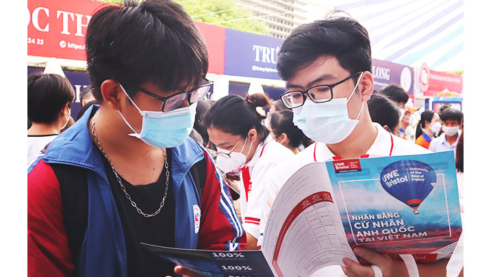 Đông đảo học sinh tham gia Ngày hội tư vấn tuyển sinh 2022 tại Trường đại học Bách khoa Hà Nội.