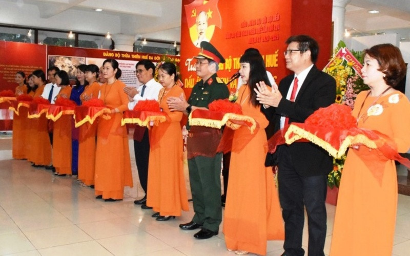 Các đồng chí lãnh đạo tỉnh cắt băng khai mạc triển lãm.