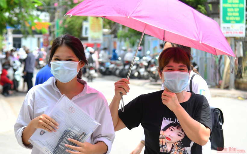 Không quản ngại vất vả, chăm chút cho các thí sinh từ miếng ăn, giấc ngủ mà cho đến khi vào phòng thi, phụ huynh vẫn dõi theo, ngóng trông con em mình. 