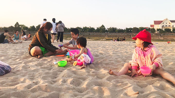 “Bãi biển mới” thu hút đông đảo người dân trên địa bàn đến vui chơi.