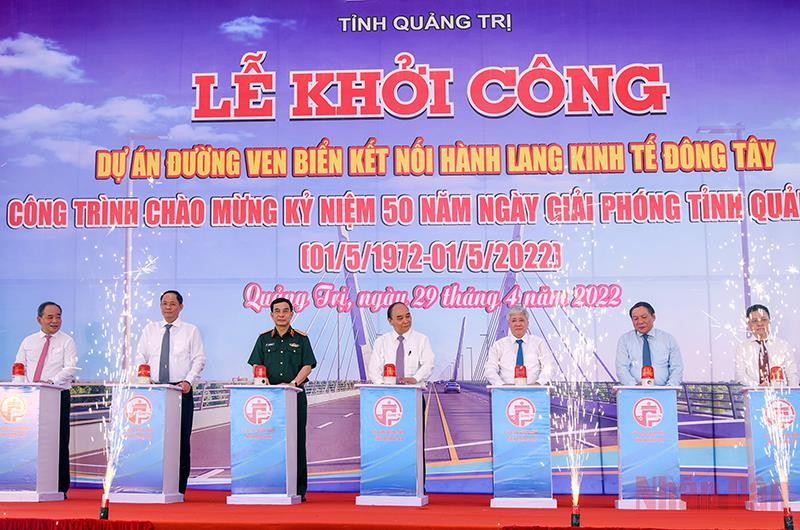 Chủ tịch nước Nguyễn Xuân Phúc cùng các đại biểu ấn nút khởi công. (Ảnh: THÀNH ĐẠT)