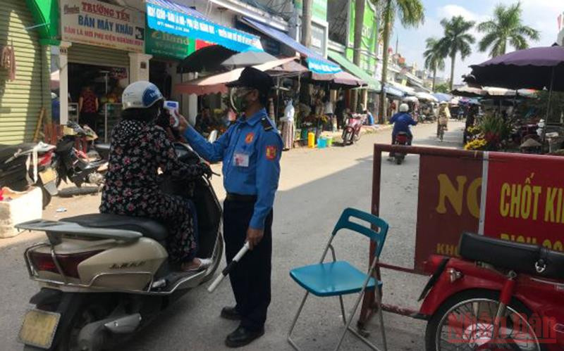 Kiểm tra thân nhiệt của người vào chợ Phố Hiến, thành phố Hưng Yên, tỉnh Hưng Yên.