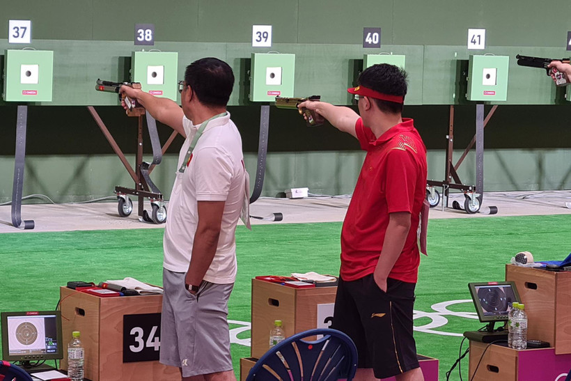 Hoàng Xuân Vinh (áo trắng) tranh tài cùng các xạ thủ quốc tế. (Ảnh: Đoàn TTVN)