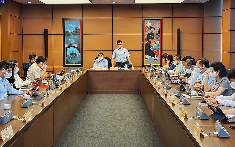 Các đại biểu thảo luận tại tổ về công tác thực hành tiết kiệm, chống lãng phí.