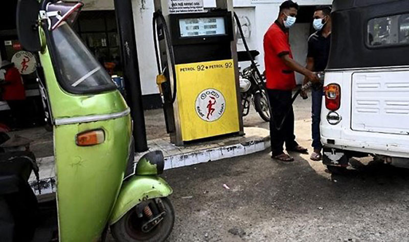 Nhân viên đổ xăng cho xe ô-tô tại một trạm xăng dầu ở Colombo ngày 18/2. (Ảnh: AFP)