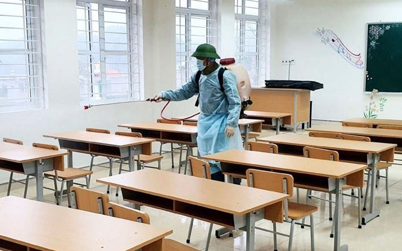 Các trường học thực hiện khử khuẩn để sẵn sàng đón học sinh trở lại trường.