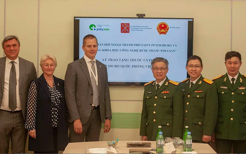 Lễ bàn giao lô thuốc điều trị Covid-19 cho Việt Nam. 