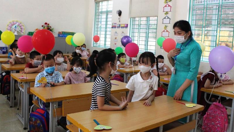 Cô và trò Trường Tiểu học Sông Đà trước ngày nghỉ học trực tiếp để chuyển sang hình thức dạy và học trực tuyến.