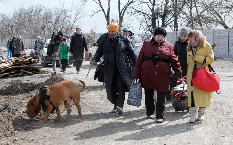 Người dân Ukraine sơ tán khỏi thành phố Mariupol hồi tháng 3/2022. (Ảnh: Reuters)