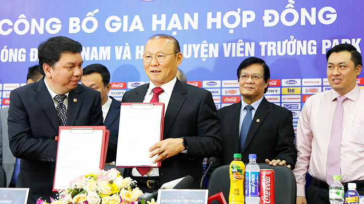 Thời hạn của bản hợp đồng với HLV Park ký năm 2019 sẽ hết hạn vào đầu năm sau. Ảnh: LÊ MINH