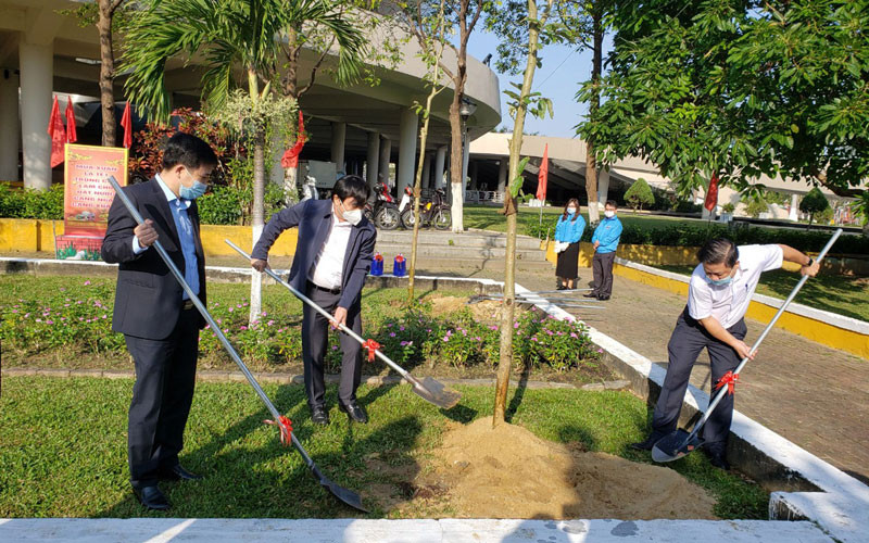 Trồng cây lưu niệm hưởng ứng "Tết trồng cây đời đời nhớ ơn Bác Hồ".