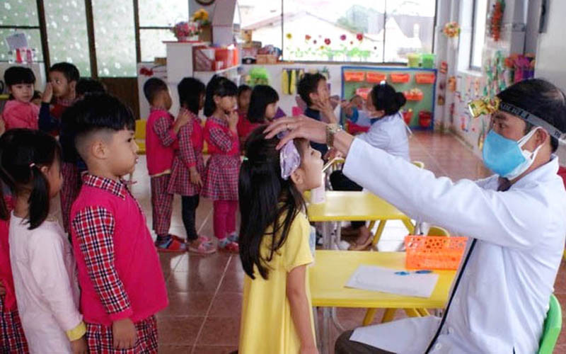 Khám sàng lọc bệnh tay chân miệng cho trẻ tại Trường mầm non Anh Đào, TP Đà Lạt (Ảnh: A.N)