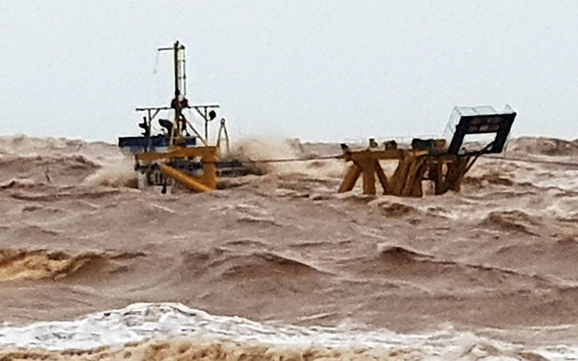 Còn tám thuyền viên mắc kẹt trên tàu Vietship 01 bị chìm trên biển Cửa Việt.