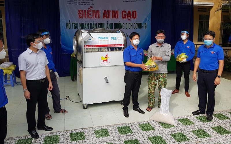 Khai trương điểm ATM gạo tại Trường Trung học cơ sở Hòa An, huyện Phú Hòa. 