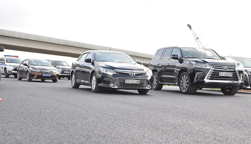 Các xe lưu thông tại tuyến đầu của cao tốc Trung Lương - Mỹ Thuận.