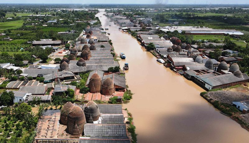 Làng gạch ngói ở Vĩnh Long nhìn từ trên cao như những tòa lâu đài cổ kính. 