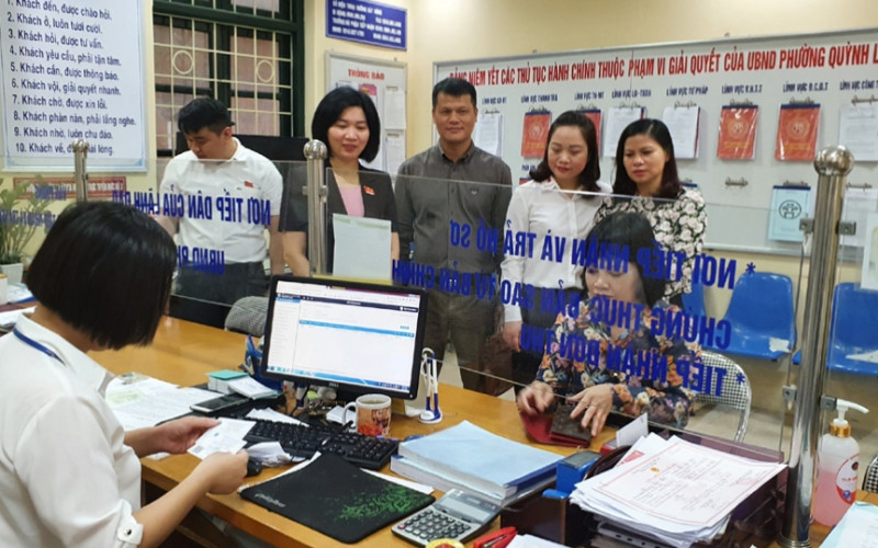 Thường trực HĐND TP Hà Nội khảo sát thực hiện Quy tắc ứng xử tại trụ sở UBND phường Quỳnh Lôi, quận Hai Bà Trưng.