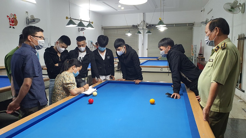 Lực lượng chức năng tiến hành lấy thông tin khai báo y tế những người có mặt tại cơ sở kinh doanh dịch vụ bida AZ.