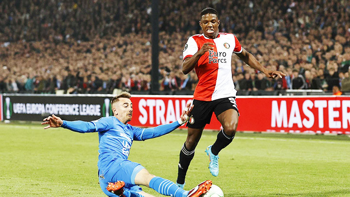 Tyrell Malacia (bên phải) đang được Man United quan tâm.