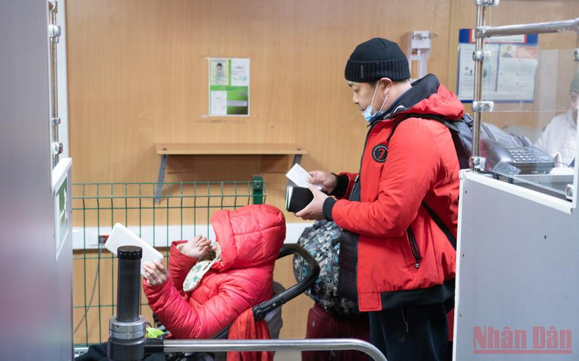 Ông Phạm Văn Duẩn và con gái trên đường sơ tán. (Ảnh: Thanh Thể)