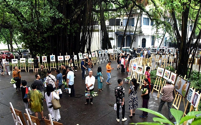  Khách tham quan triển lãm trong khuôn viên Tòa soạn Báo Nhân Dân. Ảnh: Trần Hải