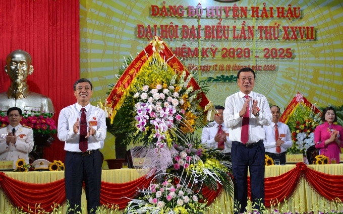 Đồng chí Đoàn Hồng Phong, Bí thư Tỉnh ủy Nam Định tặng hoa chúc mừng Đại hội.