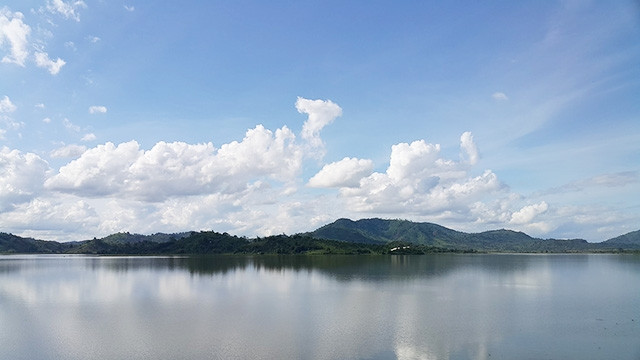 Hồ Lắk, thắng cảnh mà khách có thể chiêm ngưỡng đàn voi băng qua nếu may mắn. 