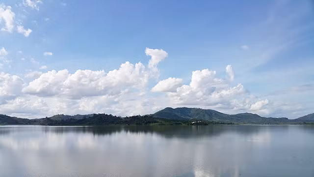 Hồ Lắk, thắng cảnh mà khách có thể chiêm ngưỡng đàn voi băng qua nếu may mắn. 